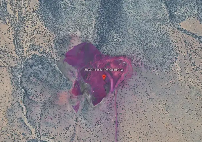 Κόκκινος «λεκές» στην έρημο των ΗΠΑ πυροδοτεί θεωρίες για βιβλικό σημάδι – Τι δείχνουν οι εικόνες