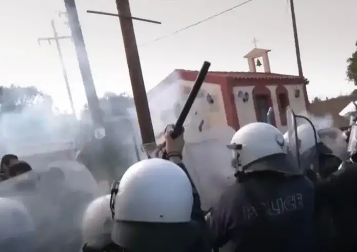 Ηράκλειο: Ένταση, πετροπόλεμος και χημικά στο αγροτικό συλλαλητήριο – Απόπειρα αποκλεισμού του αεροδρομίου