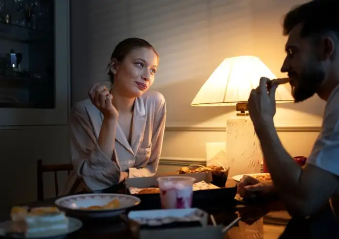 Γιατί πεινάς πριν τον ύπνο ενώ έχεις φάει κανονικά; Οι πραγματικοί λόγοι που δεν φαντάζεσαι