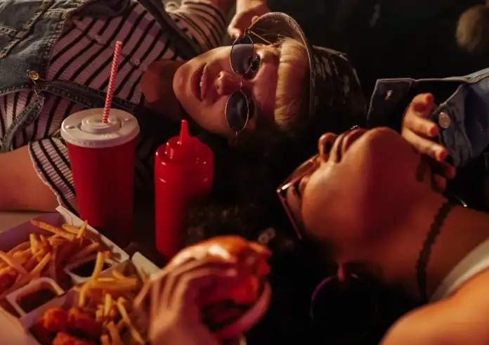 Γιατί η Gen Z «ζηλεύει» τα ’90s: Η γενιά που αναζητά αυθεντικότητα σε έναν υπερσυνδεδεμένο κόσμο