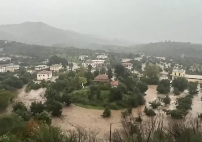 Σε εξέλιξη η κακοκαιρία BYRON: Red Code σε 9 περιφέρειες – Πλημμύρες, κατολισθήσεις, μηνύματα 112 και κλειστά σχολεία