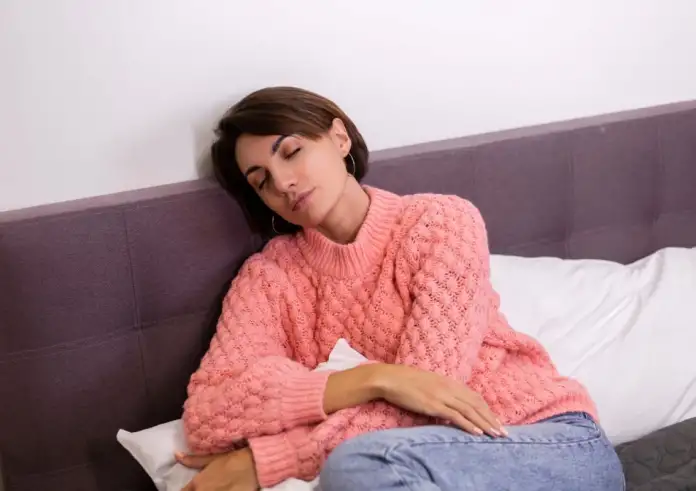 Φούσκωμα μετά το γιορτινό τραπέζι: 5 φυσικοί τρόποι για να ανακουφιστείτε άμεσα