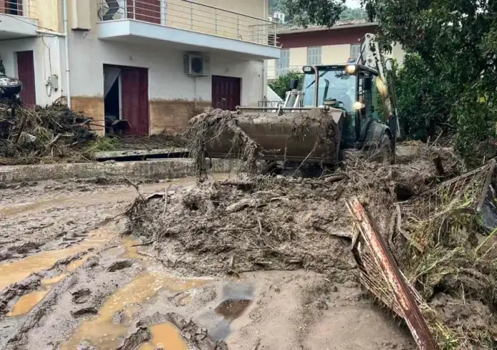 Σφοδρή επέλαση της κακοκαιρίας Byron: Πλημμύρες, αποκλεισμένοι δρόμοι και χιλιάδες κεραυνοί σε όλη τη χώρα