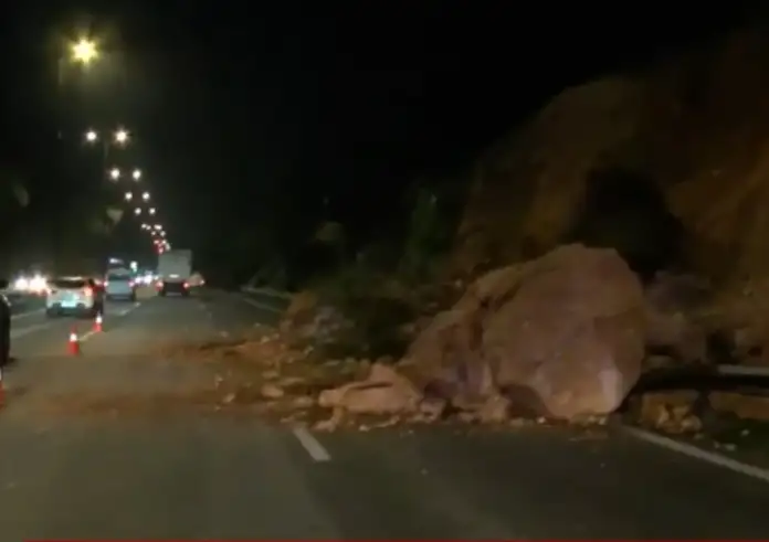 Κατολίσθηση στη Λεωφόρο Αθηνών: Κλειστές δύο λωρίδες στο Δαφνί