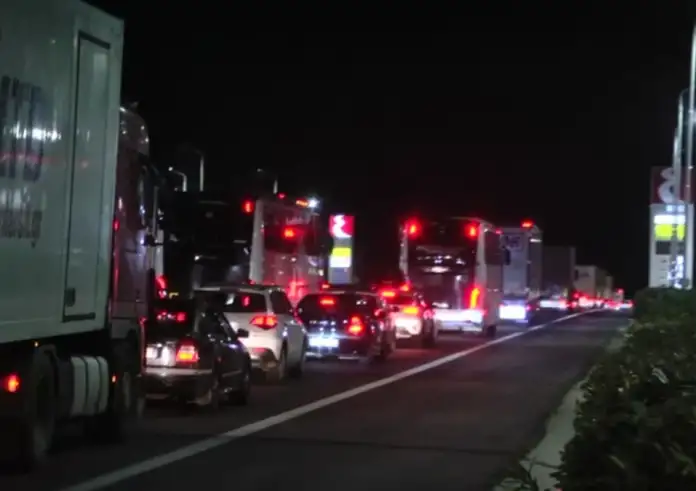 Χριστουγεννιάτικο χάος στους δρόμους: Άνοιξε η διέλευση μέσα από τα αγροτικά μπλόκα μετά από ώρες ταλαιπωρίας