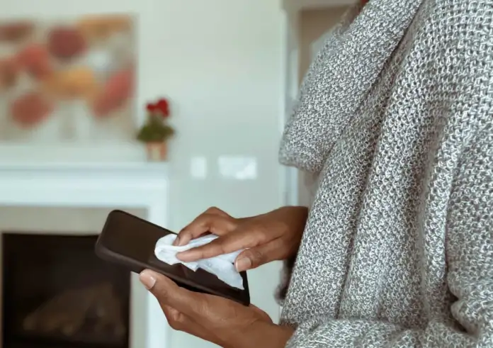 Το κινητό έχει περισσότερα μικρόβια από την τουαλέτα: Ο σωστός τρόπος καθαρισμού χωρίς να φθαρεί η οθόνη