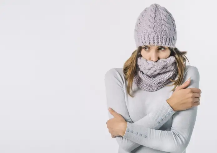 Γιατί παγώνουν συνεχώς τα χέρια και τα πόδια σας – Τι δείχνει για την υγεία και πότε χρειάζεται έλεγχος