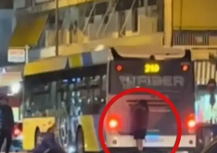 Επικίνδυνη «βόλτα»: Νεαρός κρεμάστηκε από λεωφορείο εν κινήσει στην Καλλιθέα