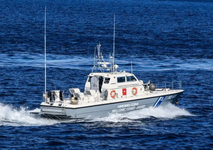 ΙΧ έπεσε στο λιμάνι στα Νέα Στύρα Ευβοίας – Σώοι οι τέσσερις επιβάτες έπειτα από επέμβαση λιμενικού