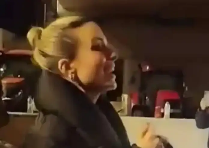 Κατερίνα Λιόλιου στα μπλόκα: Απρόσμενη εμφάνιση και ακαπέλα ερμηνεία του «Νοικιάστηκε»