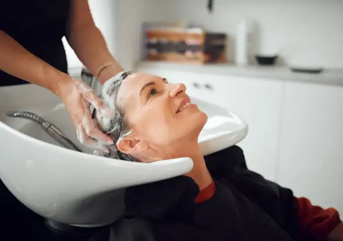 Το «σύνδρομο του κομμωτηρίου»: Ο άγνωστος κίνδυνος που μπορεί να κρύβεται πίσω από το λούσιμο