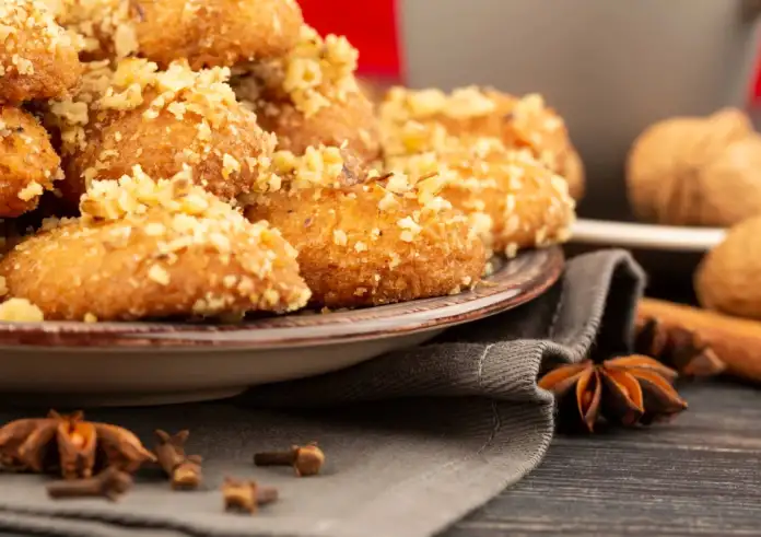 Μελομακάρονα αφράτα και μελωμένα, όπως τα έφτιαχνε η γιαγιά