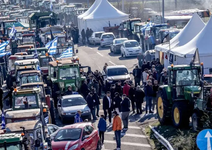 Αγροτικά μπλόκα και την Πρωτοχρονιά: Διχασμένοι οι αγρότες, κυκλοφοριακό χάος σε εθνικές οδούς