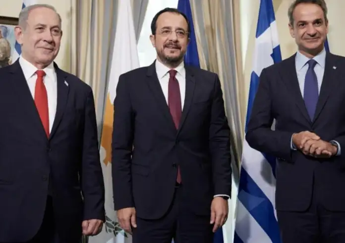 Τριμερής Σύνοδος Ελλάδας–Κύπρου–Ισραήλ: Μήνυμα στρατηγικής σύμπλευσης σε μια «νέα γεωπολιτική εποχή»