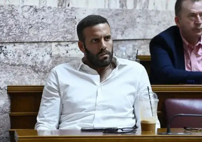 O ευρωβουλευτής Νίκος Παππάς χτύπησε δημοσιογράφο. Διαγράφηκε από τον ΣΥΡΙΖΑ