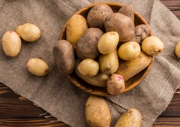 Γιατί πρέπει να πλένεις πάντα τις πατάτες ακόμη κι αν τις ξεφλουδίζεις