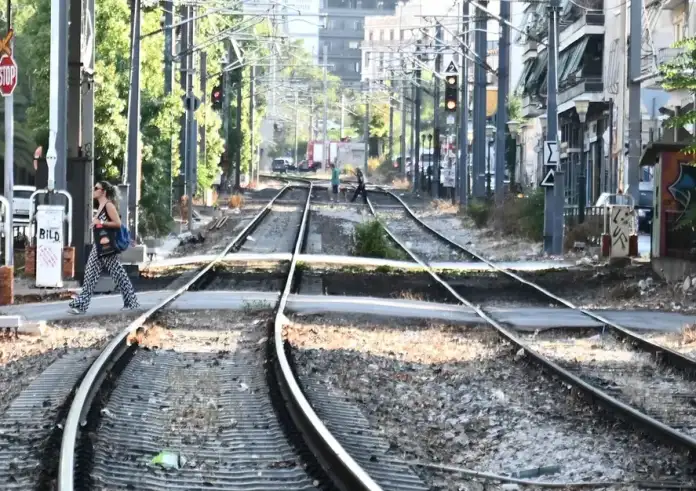 Τραγωδία στις γραμμές του προαστιακού: Άνδρας παρασύρθηκε θανάσιμα από συρμό στα Νέα Λιόσια