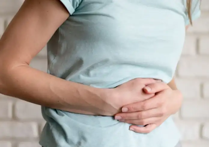 Καούρα μετά το φαγητό; Πώς να την καταπολεμήσεις άμεσα με απλούς τρόπους