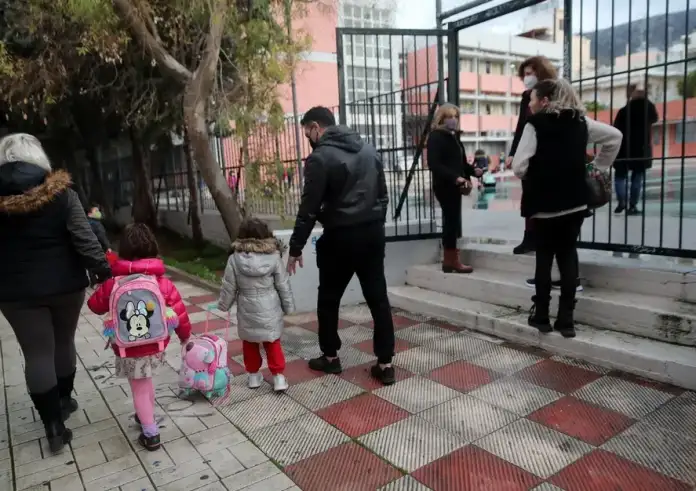Διακοπές Χριστουγέννων: Πότε κλείνουν τα σχολεία για το 2025 και πότε επιστρέφουν οι μαθητές