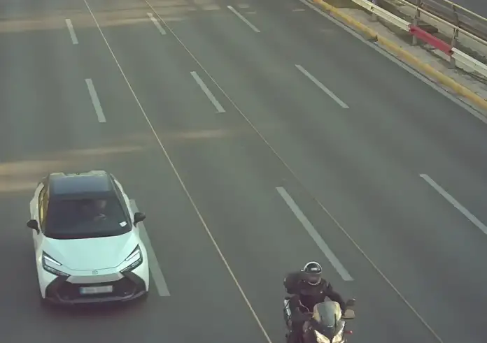 Έξυπνες κάμερες: 1.000 οδηγούσαν με το κινητό στο χέρι στη Συγγρού. Φόβος και για τα παράνομα ζευγαράκια