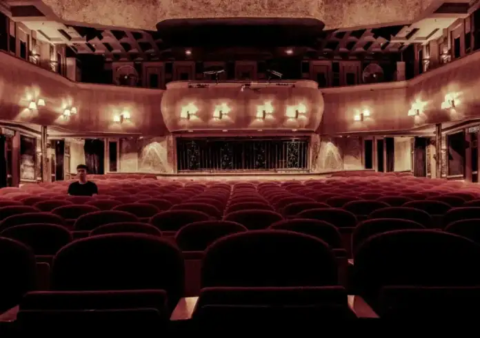 Ρολά κατεβασμένα στα θέατρα το Σάββατο: Απεργία ηθοποιών για συλλογική σύμβαση – Τι ισχύει με τα εισιτήρια