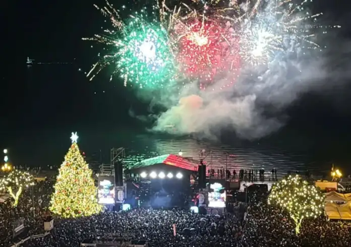 Θεσσαλονίκη: Χιλιάδες πολίτες στην Αριστοτέλους για το άναμμα του χριστουγεννιάτικου δέντρου παρά τη βροχή