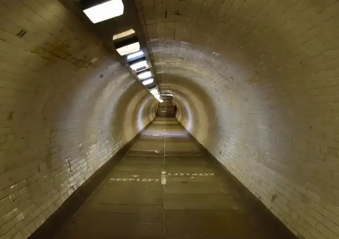 Η πιο στοιχειωμένη υπόγεια σήραγγα του Λονδίνου: Το ζευγάρι που περπατά χέρι–χέρι και εξαφανίζεται