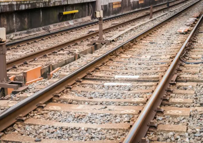 Θεσσαλονίκη: Λεωφορείο πέρασε με κατεβασμένες μπάρες – Παραλίγο σιδηροδρομικό ατύχημα