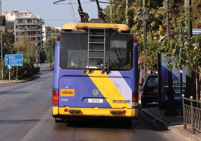 Τέλος εποχής: Ξεκίνησε το ξήλωμα των τρόλεϊ στον Πειραιά – Έρχονται ηλεκτρικά λεωφορεία