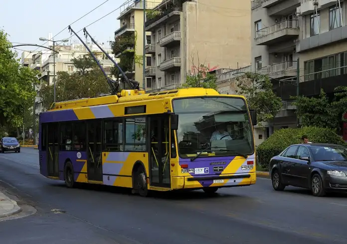 Ξεκινά το ξήλωμα των τρόλεϊ – Στροφή σε ηλεκτρικά λεωφορεία