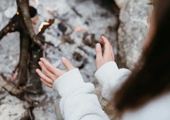 Αντίο στα σκασμένα χέρια: 5 tips για βελούδινη επιδερμίδα παρά το τσουχτερό κρύο