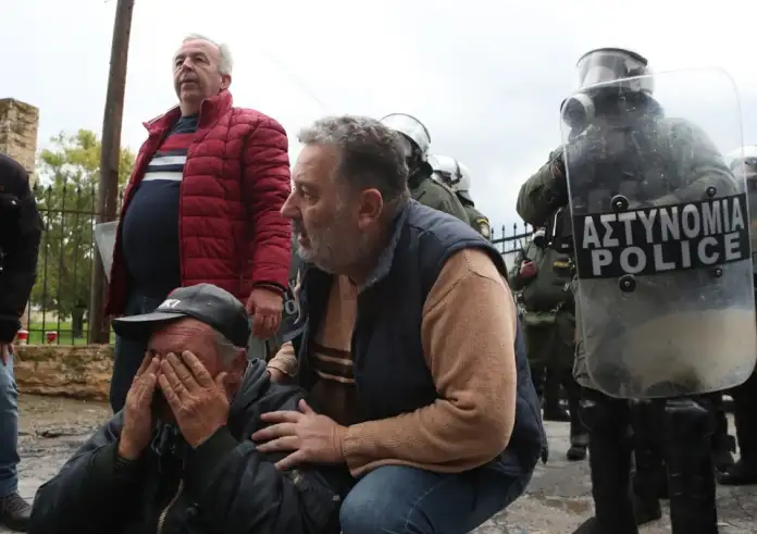 Κλιμακώνεται η ένταση στα μπλόκα: Συγκρούσεις αγροτών και ΜΑΤ στη Θεσσαλονίκη