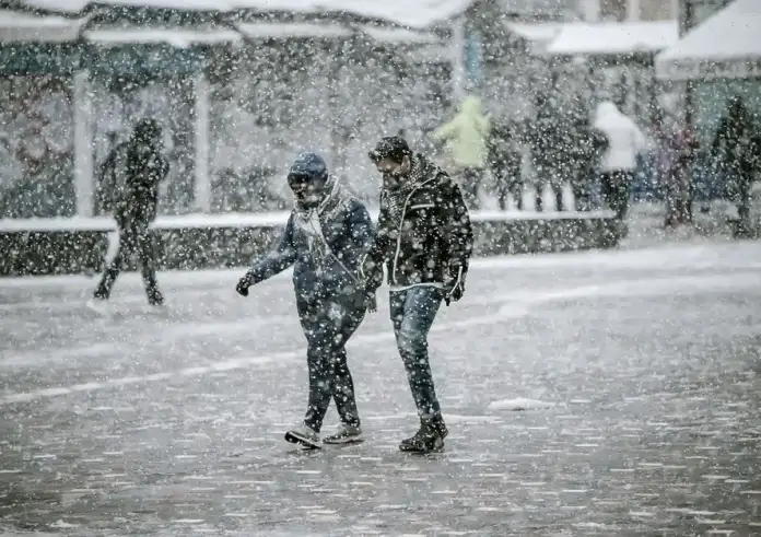 Πρωτοχρονιά με παγετό και χιόνια: Βουτιά του υδραργύρου, ποιες περιοχές «ασπρίζουν» και πόσο θα πέσει η θερμοκρασία