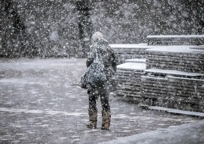 Πρωτοχρονιά με «ήλιο και δόντια»: Ψυχρή εισβολή από τον Βορρά ρίχνει απότομα τη θερμοκρασία – Πού θα δούμε χιόνια