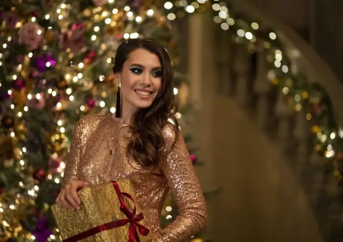 Εύκολα χτενίσματα για τα Χριστούγεννα: Γιορτινό look σε λίγα λεπτά