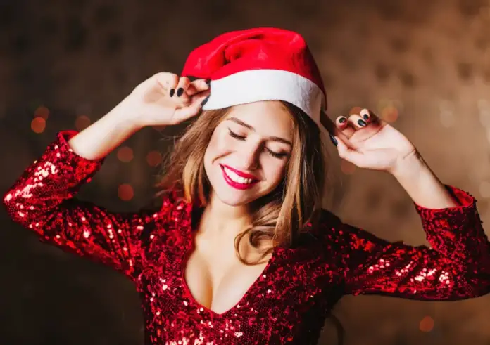 Πώς να κάνεις το καθημερινό σου μακιγιάζ λίγο πιο γιορτινό για τα Χριστούγεννα