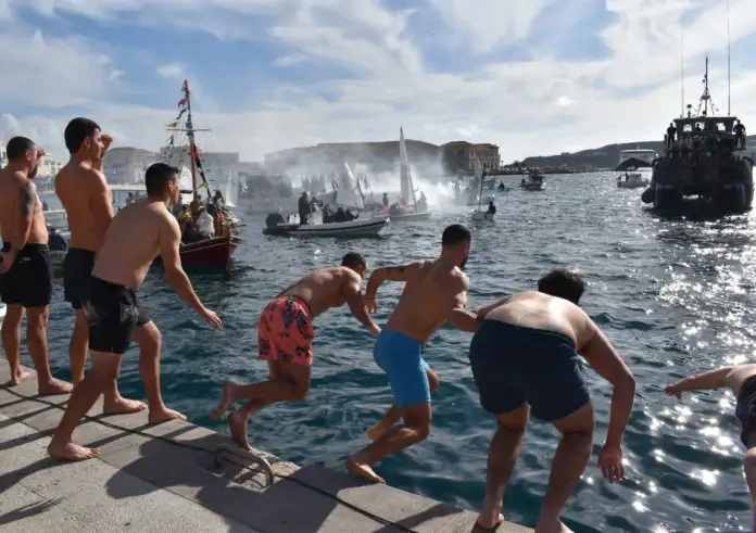 Θεοφάνεια 2026: Με λαμπρότητα ο Αγιασμός των Υδάτων – Το μήνυμα Τασούλα και οι εορτασμοί σε Πειραιά, Αθήνα και Θεσσαλονίκη