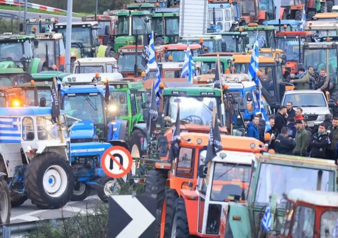 Ελλάδα κομμένη στα δύο: Πού είναι κλειστή η Εθνική Οδός – Όλα τα μπλόκα και οι εκτροπές κυκλοφορίας