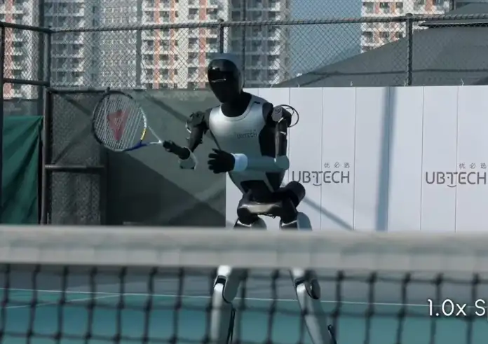 Το ανθρωποειδές ρομπότ που παίζει τένις: Δείτε τα απίστευτα αντανακλαστικά του Walker S2 (VIDEO)