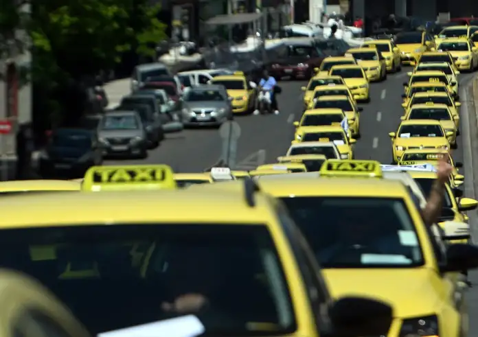 Χειρόφρενο στα Ταξί: Επαναλαμβανόμενες 48ωρες Απεργίες από Τρίτη – «Μπλόκο» στην Ηλεκτροκίνηση