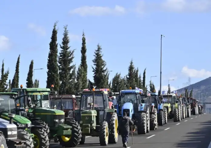 Αγρότες: Μεγάλη αποχώρηση από τα μπλόκα – Τέλος στο μπλόκο της Αθηνών-Λαμίας μετά από 53 ημέρες
