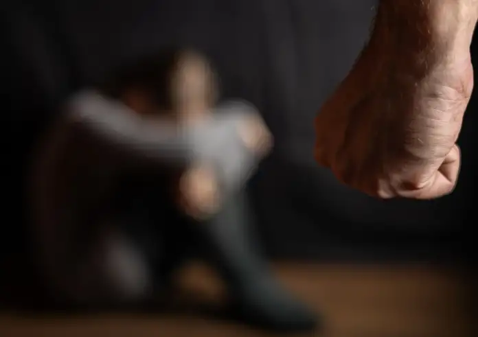 Άγρια επίθεση στο Χαλάνδρι: 55χρονος τραυμάτισε την αδελφή του στα μάτια – Το οικογενειακό δράμα