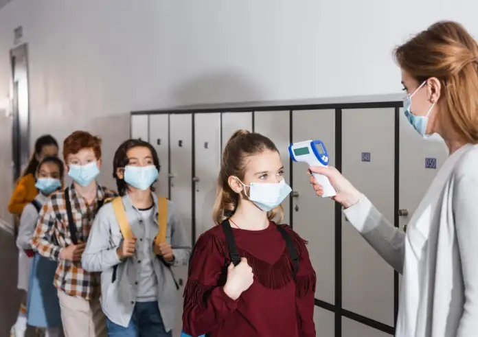 Δικαστικό «μπλόκο» στη Λάρισα: Ποινές φυλάκισης σε γονείς που κρατούσαν τα παιδιά εκτός σχολείου στον κορονοϊό