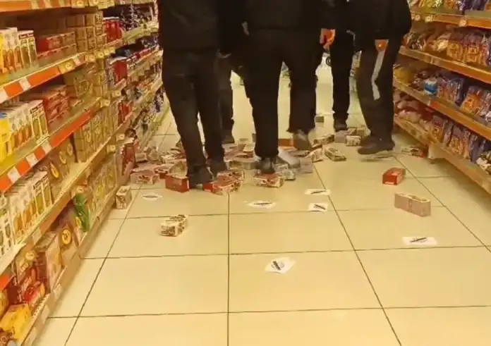 Βόλος: «Έφοδος» αντιεξουσιαστών σε σούπερ μάρκετ – Ποδοπάτησαν προϊόντα της «Βιολάντα»