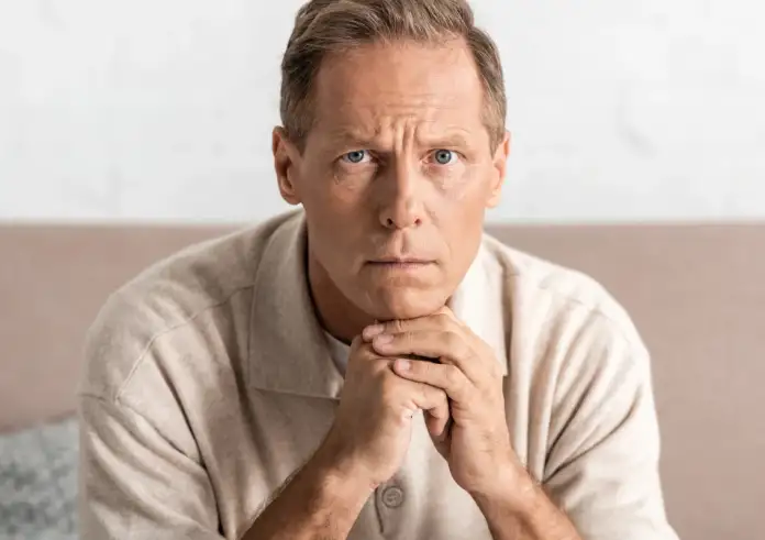 Ξεχνάτε ονόματα ή γιατί μπήκατε σε ένα δωμάτιο; Οι 5 ασκήσεις και οι τροφές που «σώζουν» τη μνήμη – Τι λέει νευρολόγος