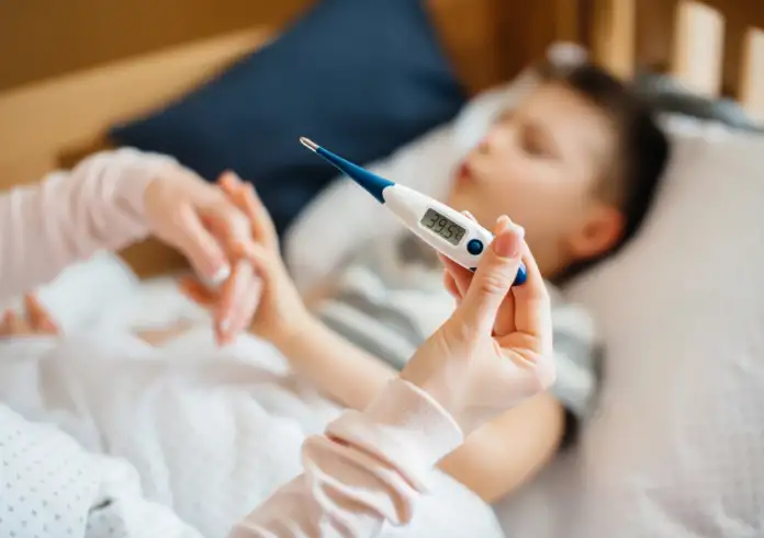 Σε έξαρση η «υπεργρίπη»: Πότε αναμένεται η κορύφωση – Τα συμπτώματα που «χτυπούν» τα παιδιά