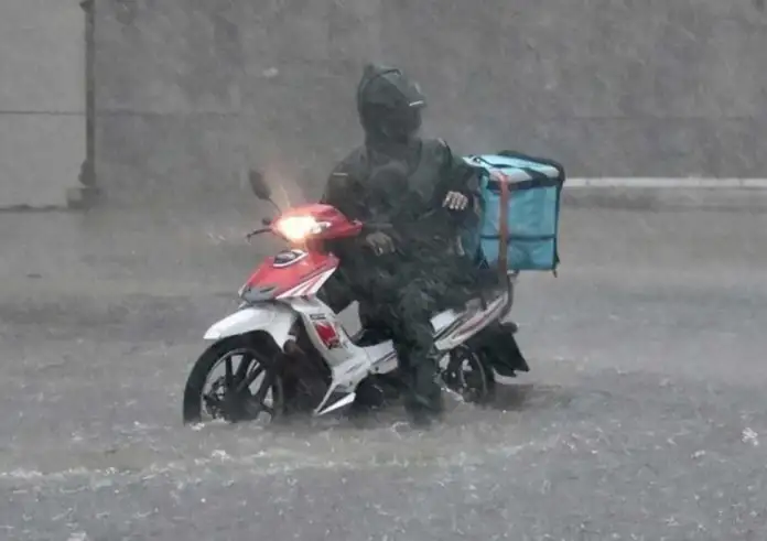 Κακοκαιρία: Τι ισχύει για τους εργαζόμενους – Ποιοι δικαιούνται τηλεργασία και πού απαγορεύεται το delivery