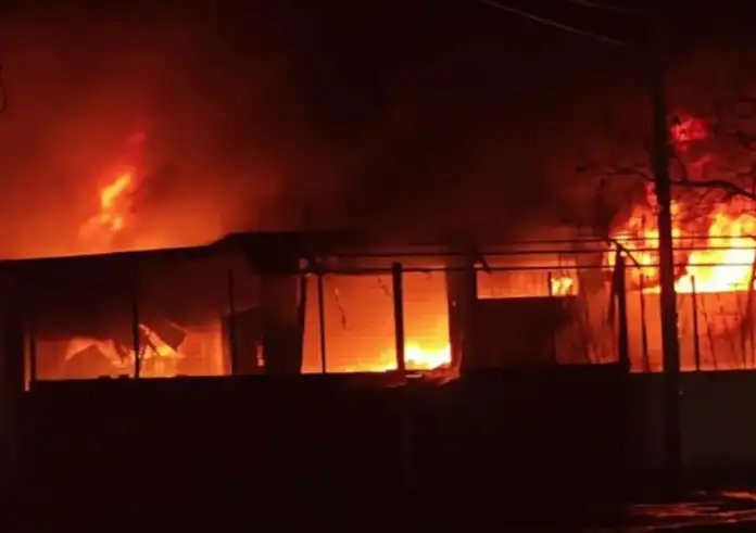 Πύρινη κόλαση στο Μενίδι: Υπό έλεγχο η φωτιά που κατέκαψε 3 επιχειρήσεις – Μαρτυρίες για «εισβολή» πριν τις εκρήξεις