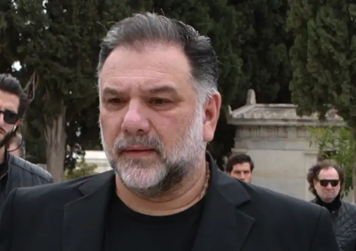 Γρηγόρης Αρναούτογλου: «Ραγίζει καρδιές» το αντίο στη μητέρα του – «Συγχώρα με για όσα δεν κατάφερα»