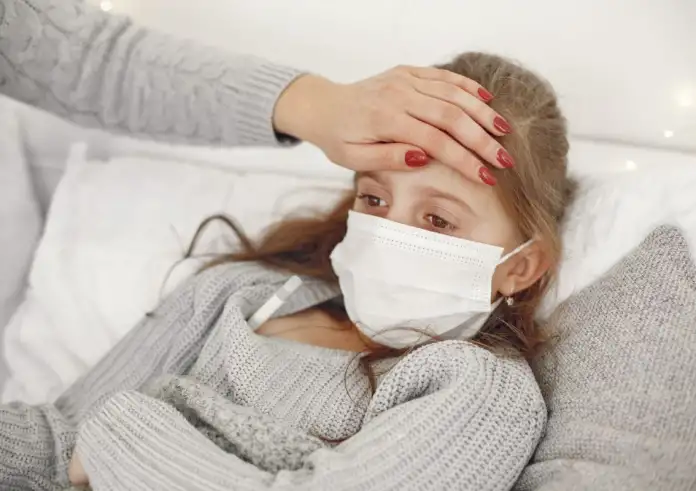 Γρίπη Α: Γιατί σαρώνει φέτος – Τα συμπτώματα που διαφέρουν από το κρυολόγημα και πότε πρέπει να ανησυχήσετε